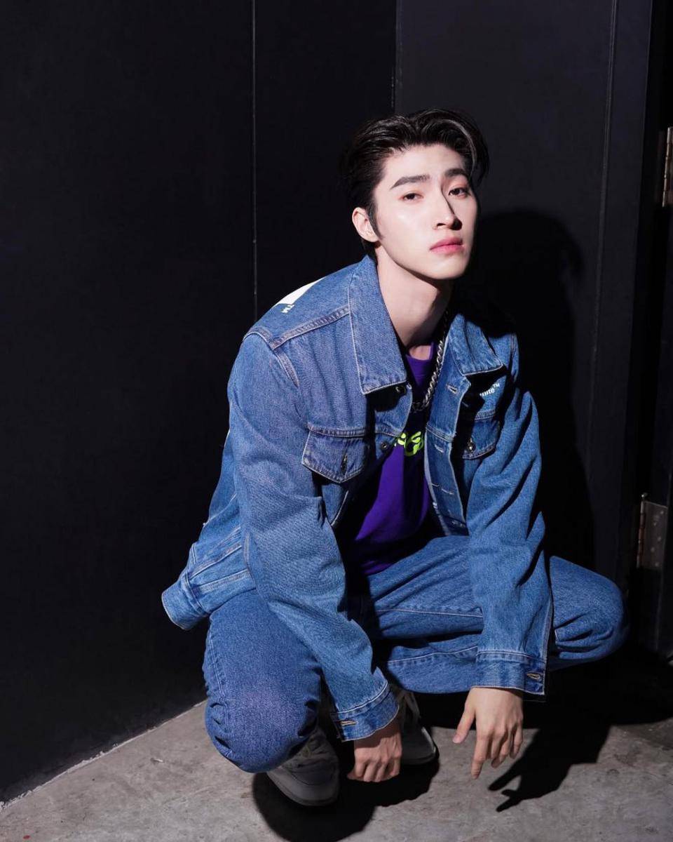 padu padan outfit denim ala Blue Pongtiwat (instagram.com/blue_pongtiwat)