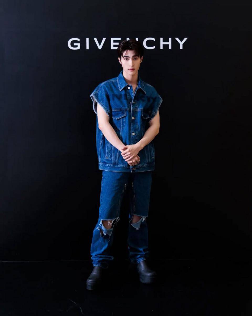 padu padan outfit denim ala Blue Pongtiwat (instagram.com/blue_pongtiwat)