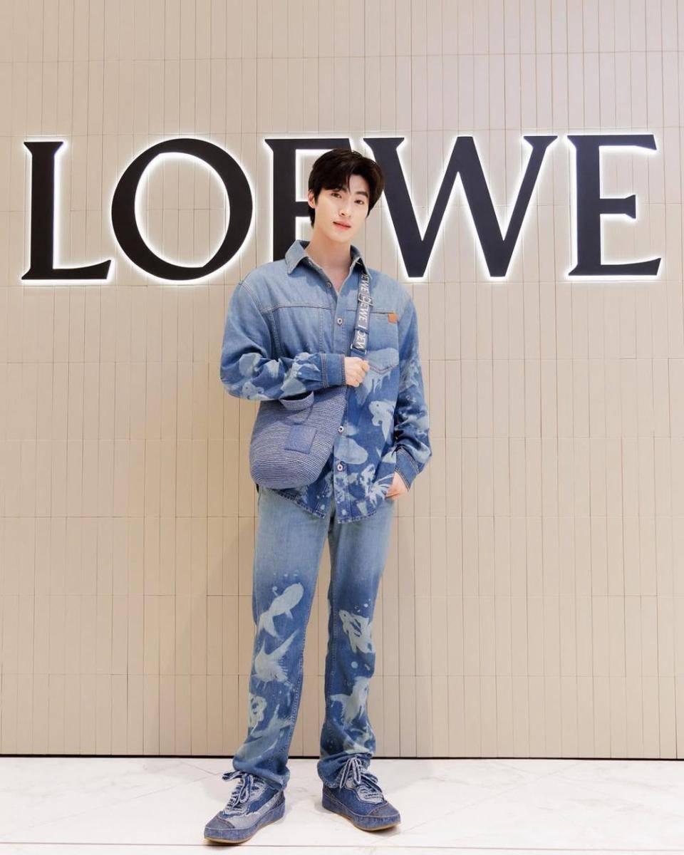 padu padan outfit denim ala Blue Pongtiwat (instagram.com/blue_pongtiwat)