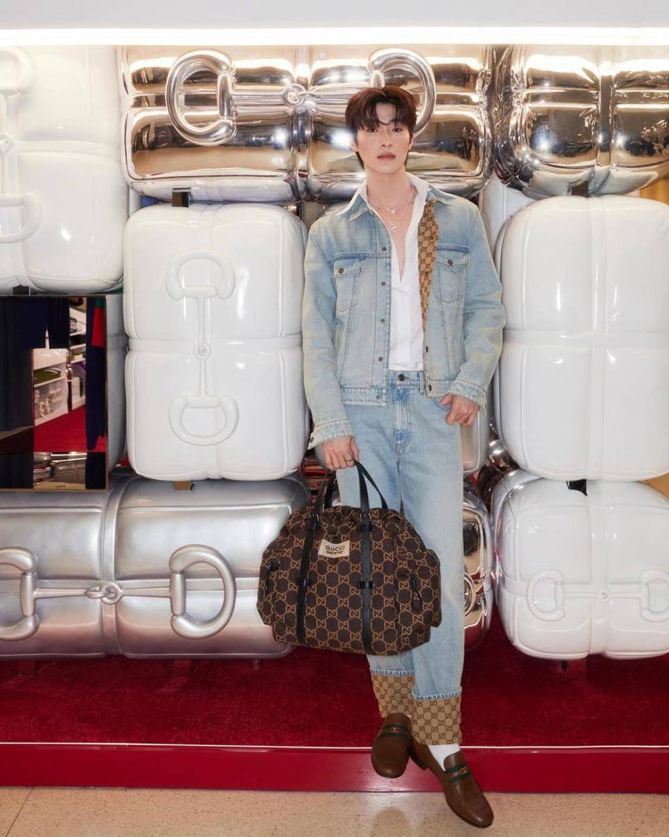 padu padan outfit denim ala Blue Pongtiwat (instagram.com/blue_pongtiwat)