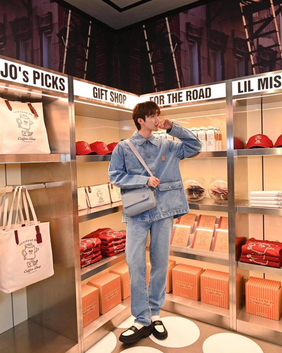 padu padan outfit denim ala Blue Pongtiwat (instagram.com/blue_pongtiwat)