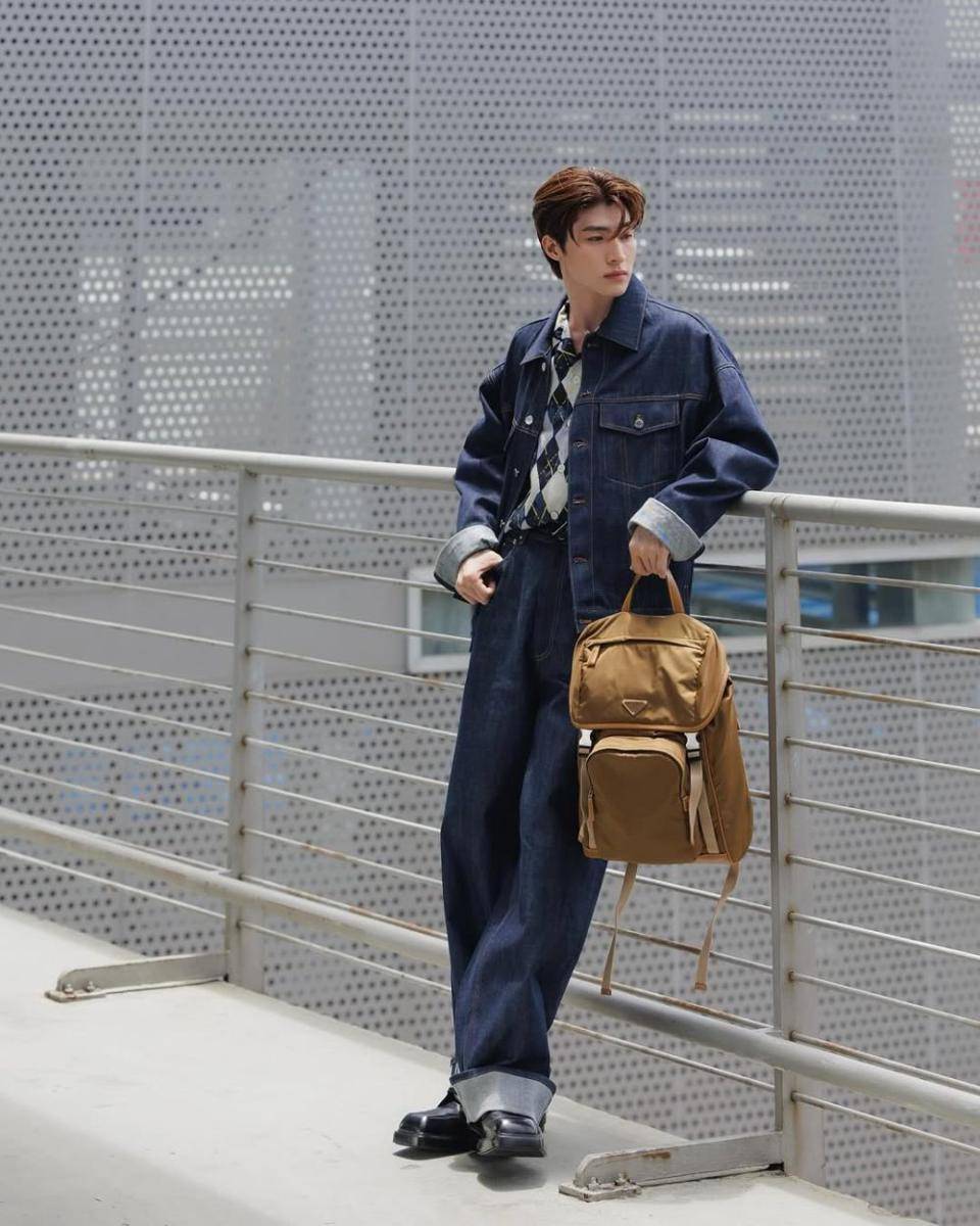 padu padan outfit denim ala Blue Pongtiwat (instagram.com/blue_pongtiwat)