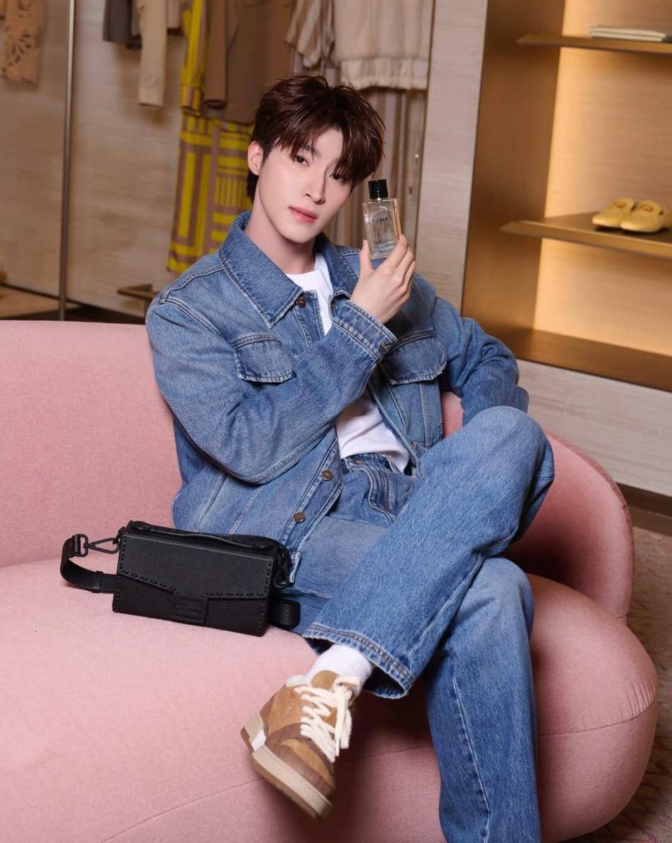 padu padan outfit denim ala Blue Pongtiwat (instagram.com/blue_pongtiwat)