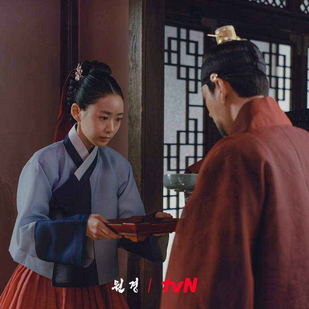 Lee Bang Won (Lee Hyun Wook) dan Chae Ryeong (Lee E Dam) di drakor The Queen Who Crowns (instagram.com/tvn_drama)
