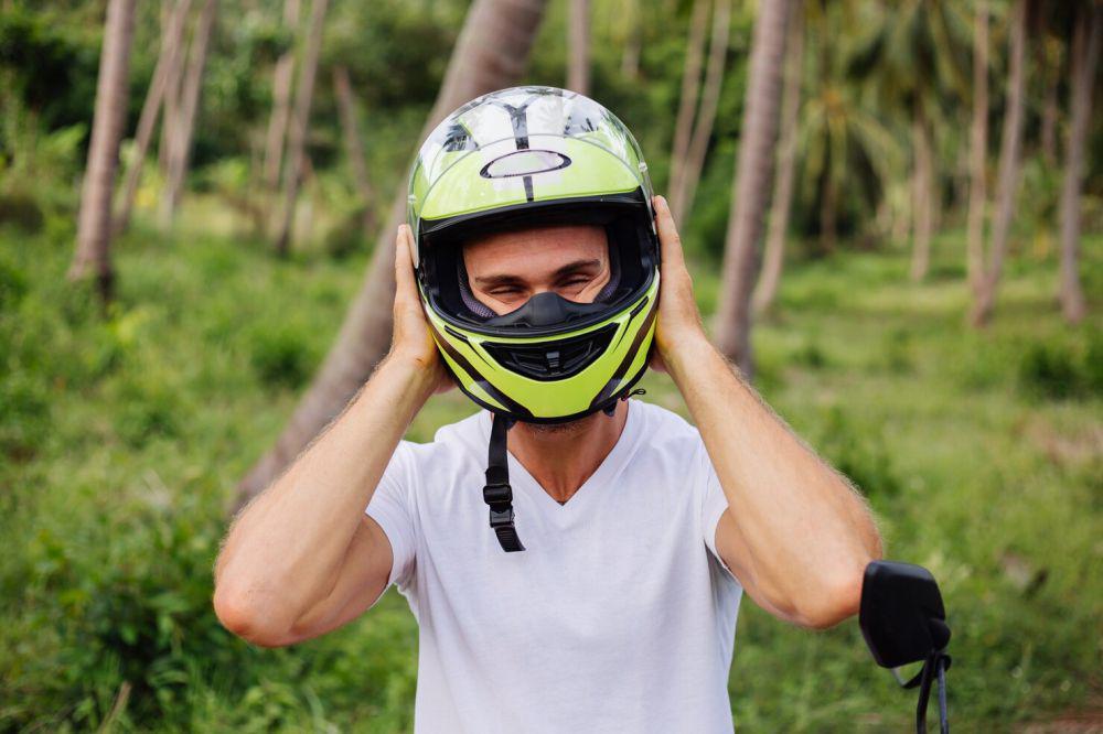 5 Tips Mengatasi Bau Gak Sedap pada Helm Basah