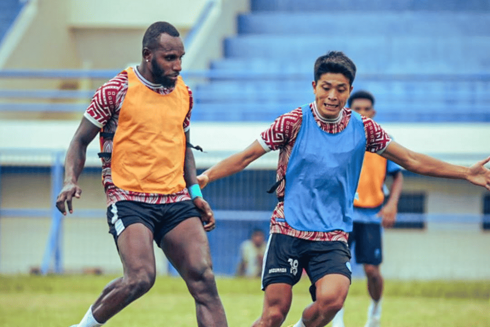 Para pemain PSBS Biak saat berlatih di Lapangan Atletik Kompleks Stadion Papua Bangkit pada 6 Januari 2025. (Instagram.com/psbsofficial)