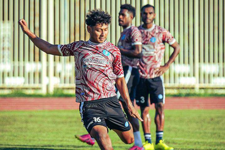 Pemain PSBS Biak, Salman Alfarid, dalam sesi latihan di Lapangan Atletik Kompleks Stadion Papua Bangkit pada 7 Desember 2025. (Instagram.com/psbsofficial)