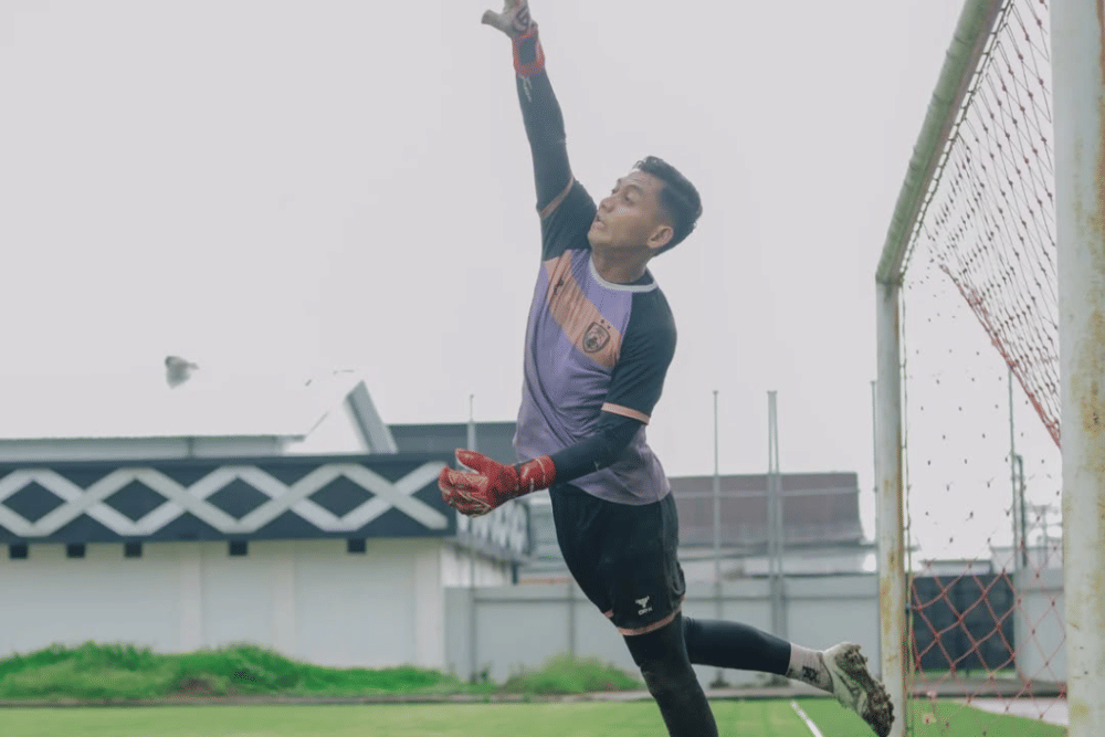 Kiper PSM Makassar, Reza Arya Pratama, dalam sesi latihan rutin di Stadion Kalegowa Pallangga pada Kamis 19 Desember 2024. (Instagram.com/psm_makassar)