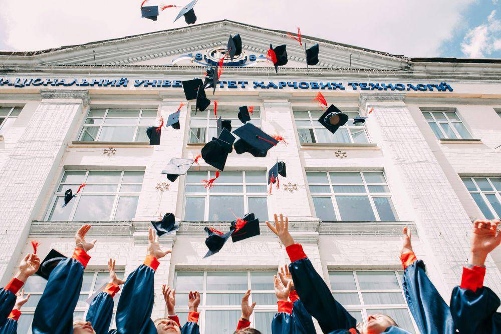 ilustrasi mahasiswa wisuda (unsplash.com/Vasily Koloda)
