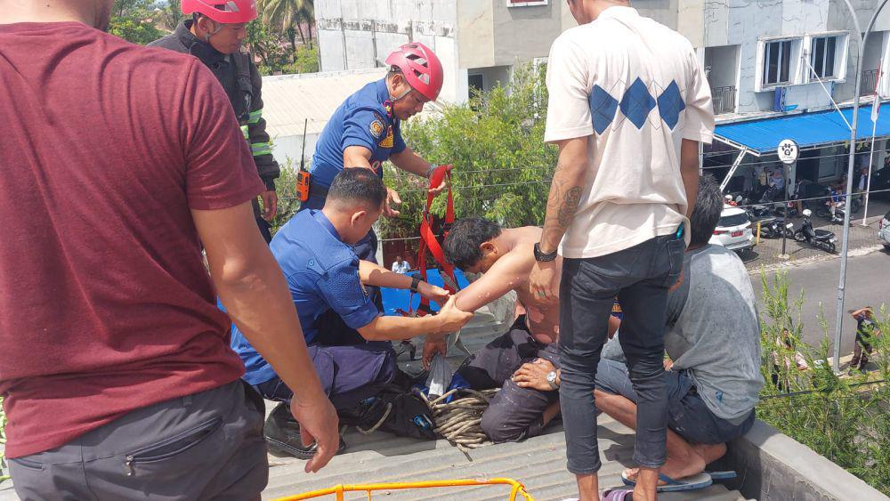 Pria di Padang Tersengat Listrik Tegangan Tinggi saat Cat Gedung