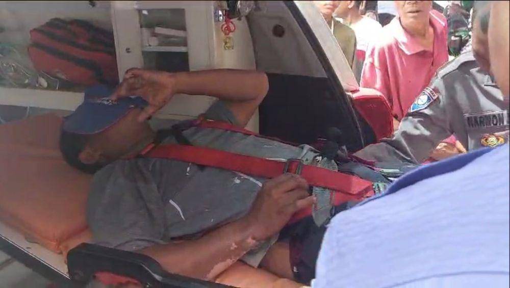 Evakuasi korban tersengat listrik di Padang (Foto: Damkar Padang)