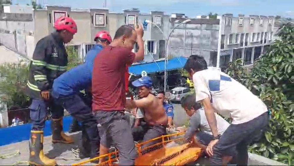 Evakuasi korban tersengat listrik di Padang (Foto: Damkar Padang)
