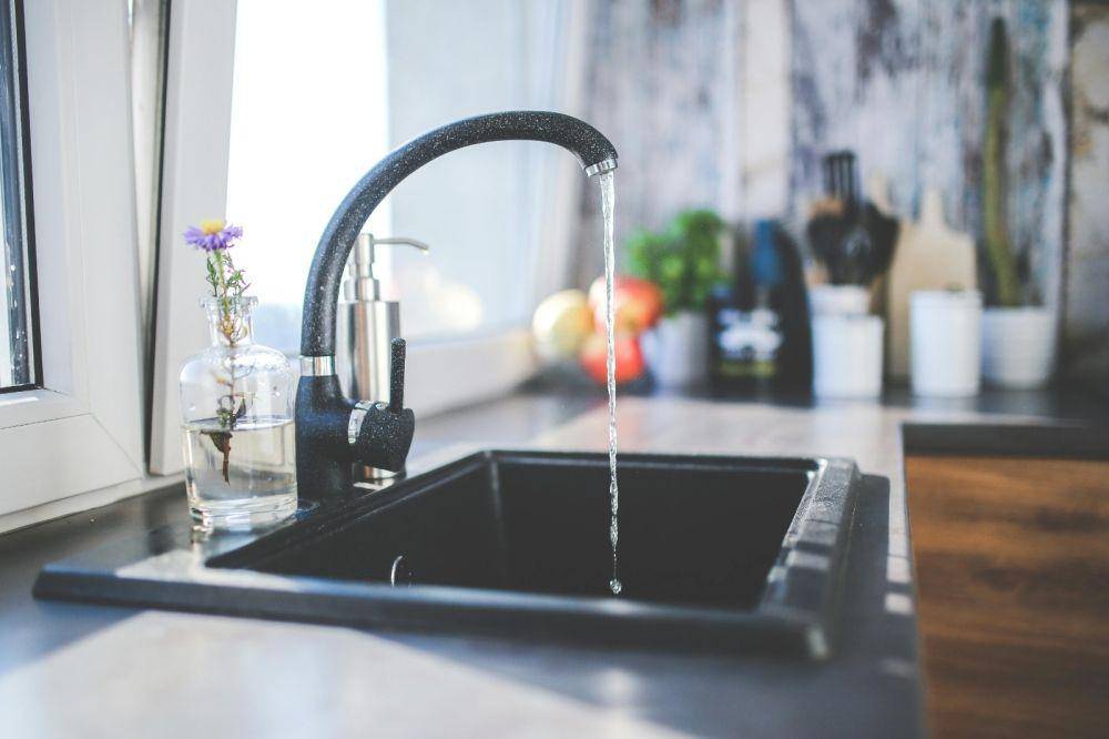 Potret tempat cuci piring di dapur (pexels.com/@kaboompics)