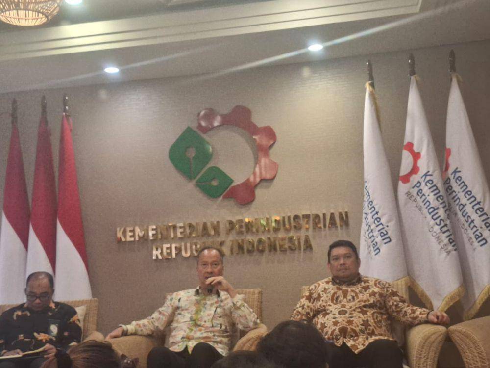 Menteri Perindustrian (Menperin), Agus Gumiwang Kartasasmita menegaskan, nilai investasi Apple yang diterima Kementerian Investasi dan Hilirisasi/Badan Koordinasi Penanaman Modal (BKPM) hanya untuk membangun pabrik AirTag atau aksesoris iPhone. Ia menegaskan, komitmen membangun pabrik AirTag tidak berkaitan langsung dengan ketentuan Peraturan Menteri Perindustrian (Permenperin) Nomor 29 Tahun 2017 tentang ketentuan dan tata cara penghitungan nilai Tingkat Komponen dalam Negeri (TKDN) untuk handp