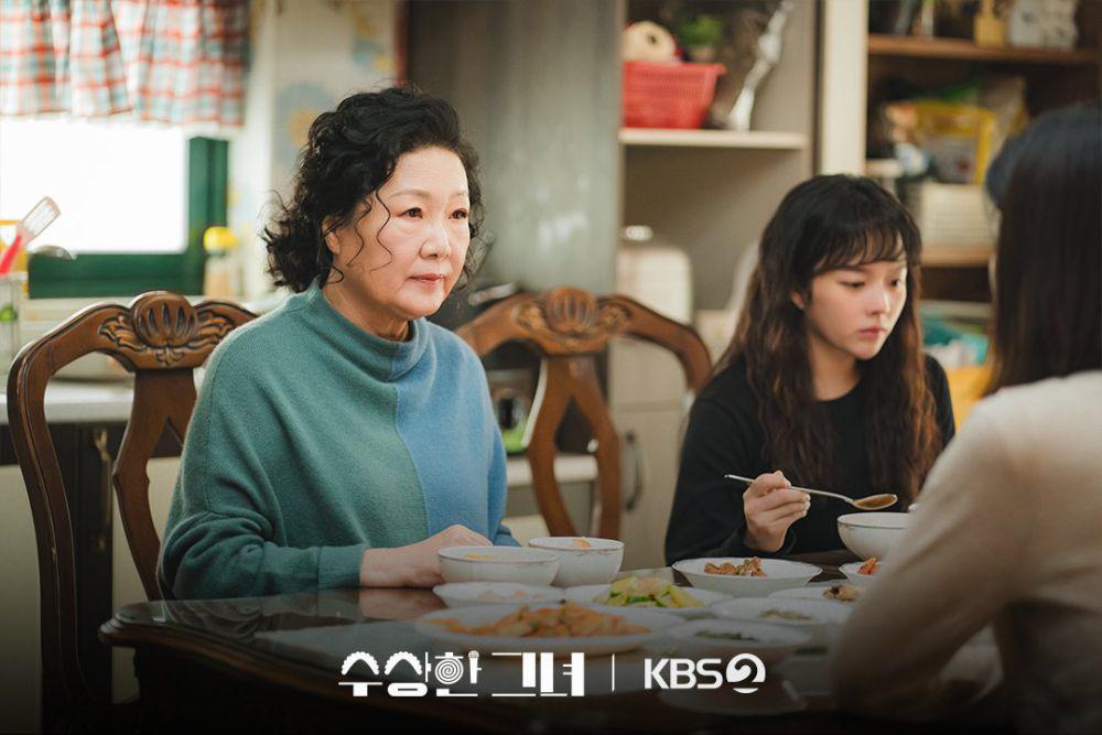 8 Teori Hubungan Oh Doo Ri dan Emily di Who is She, Ada Dendam?