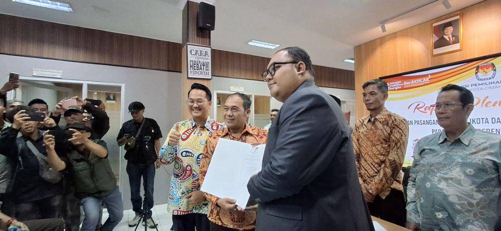 Pasangan Ngatiyana-Adhitia Yudisthira Ditetapkan Sebagai Wali dan Wakil Wali Kota Cimahi Terpilih Periode 2024-2029. (Rizki/IDNTimes)