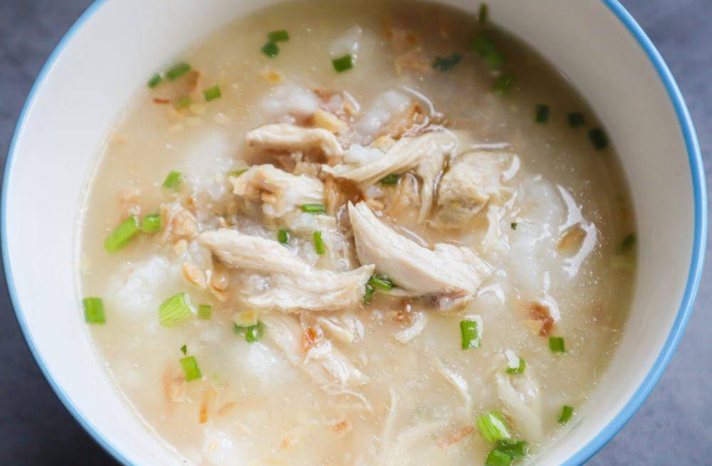 ilustrasi bubur ayam (vecteezy.com/bteeranan)