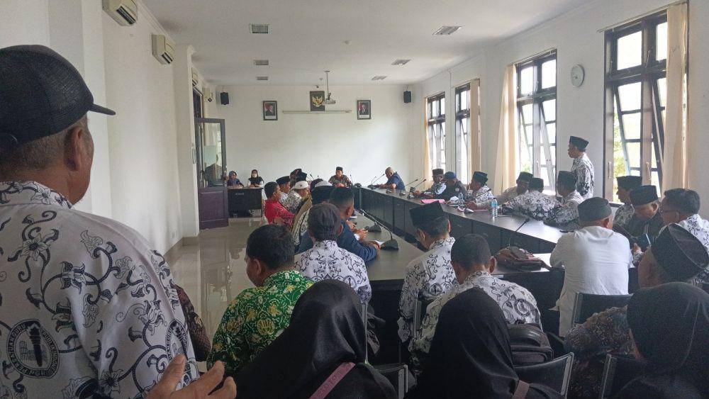 Ratusan guru PAI saat menggelar hearing di kantor DPRD Lotim (IDN Times/Ruhaili)