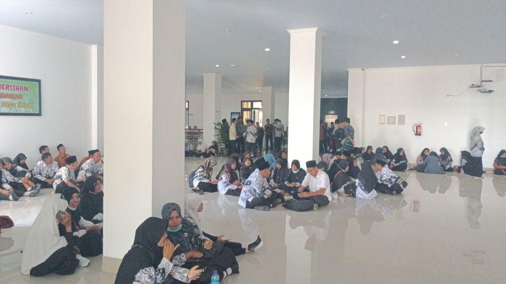 Tak Diberi Tunjangan, Ratusan Guru PAI Mengadu ke DPRD Lotim
