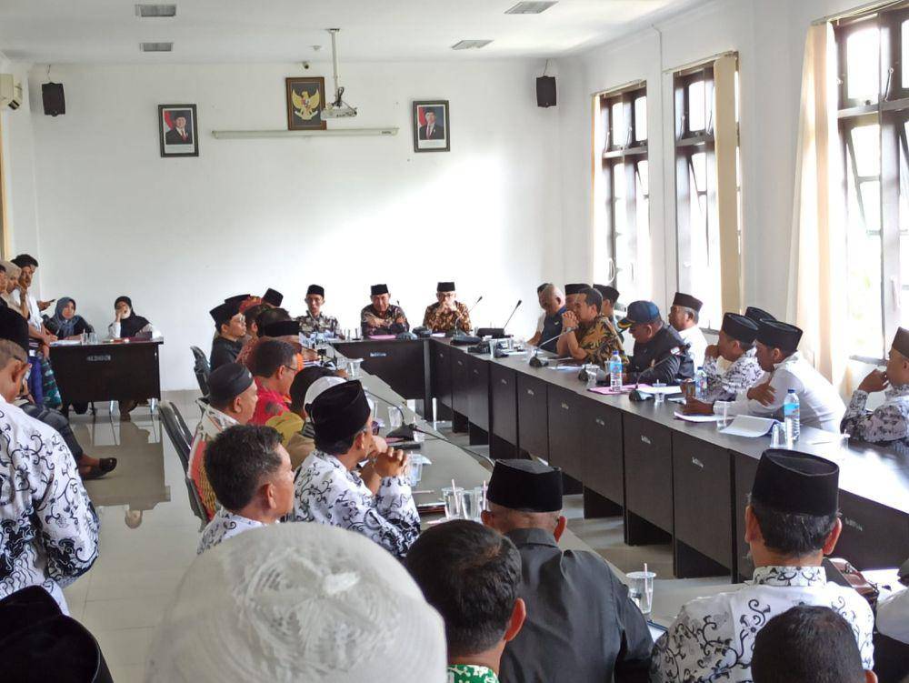 Ratusan guru PAI melakukan hearing ke kantor DPRD Lotim (IDN Times/Ruhaili)