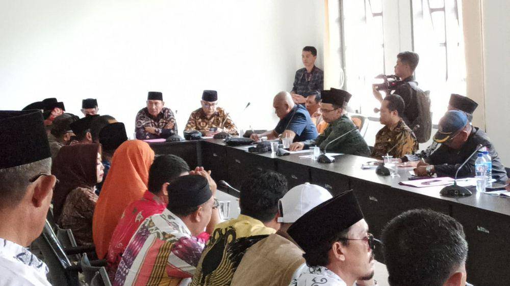 Pimpinan Komisi II DPRD Lotim saat memfasilitasi haering guru PAI (IDN Times/Ruhaili)