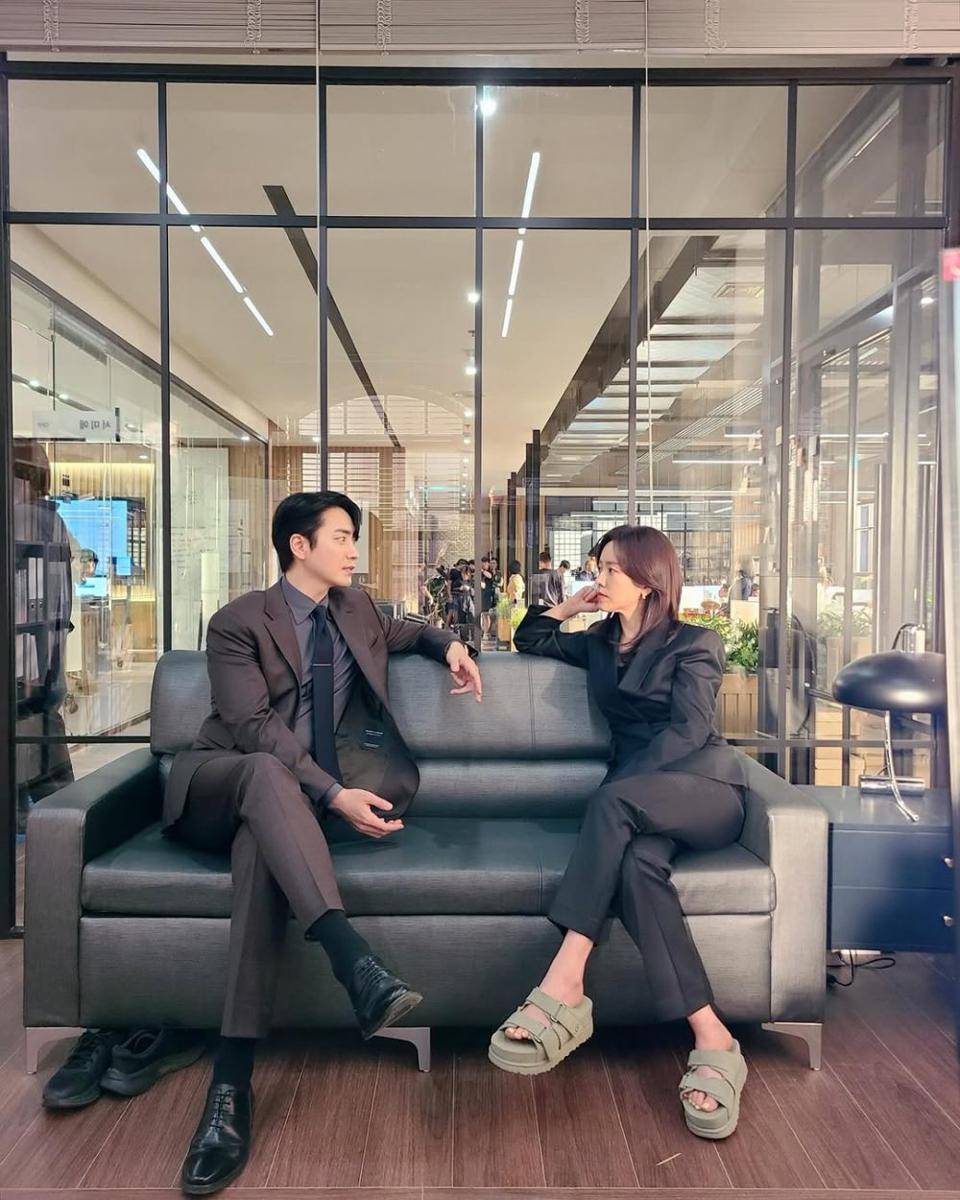 momen akrab pemain di balik layar drama Korea Love Scout (instagram.com/roma.emo)