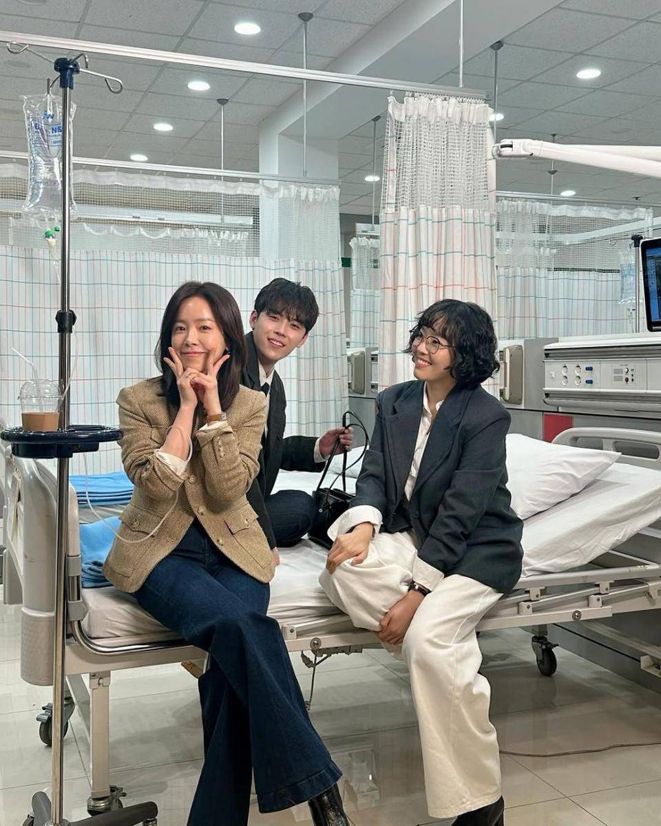 momen akrab pemain di balik layar drama Korea Love Scout (instagram.com/roma.emo)
