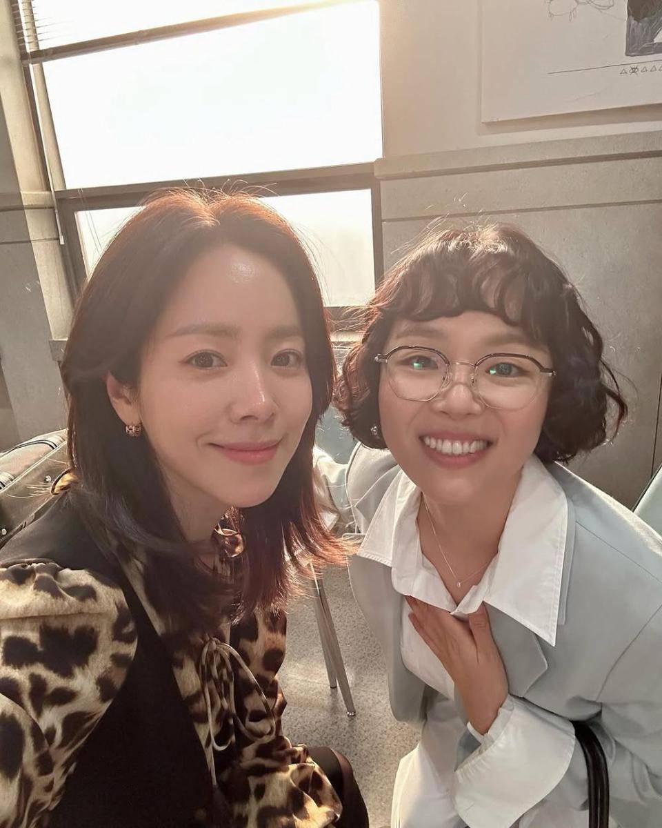 momen akrab pemain di balik layar drama Korea Love Scout (instagram.com/roma.emo)