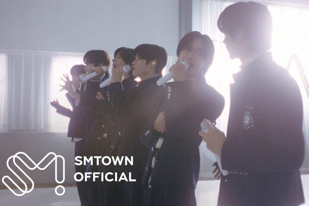 cuplikan stage video lagu "Hug" RIIZE (dok. youtube/SMTOWN)