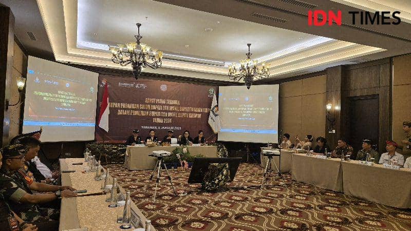 Rapat pleno terbuka penetapan pasangan calon bupati dan wakil bupati terpilih pada Kamis (9/1/2025). (IDNTimes/Wira Sanjiwani)