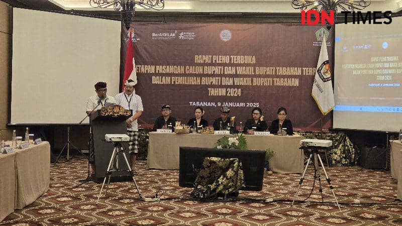 Rapat pleno terbuka penetapan pasangan calon bupati dan wakil bupati terpilih pada Kamis (9/1/2025). (IDNTimes/Wira Sanjiwani)