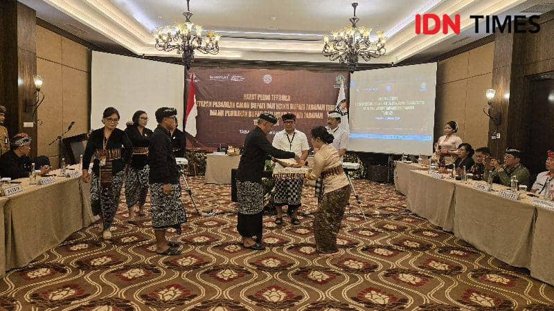 Rapat pleno terbuka penetapan pasangan calon bupati dan wakil bupati terpilih pada Kamis (9/1/2025). (IDNTimes/Wira Sanjiwani)