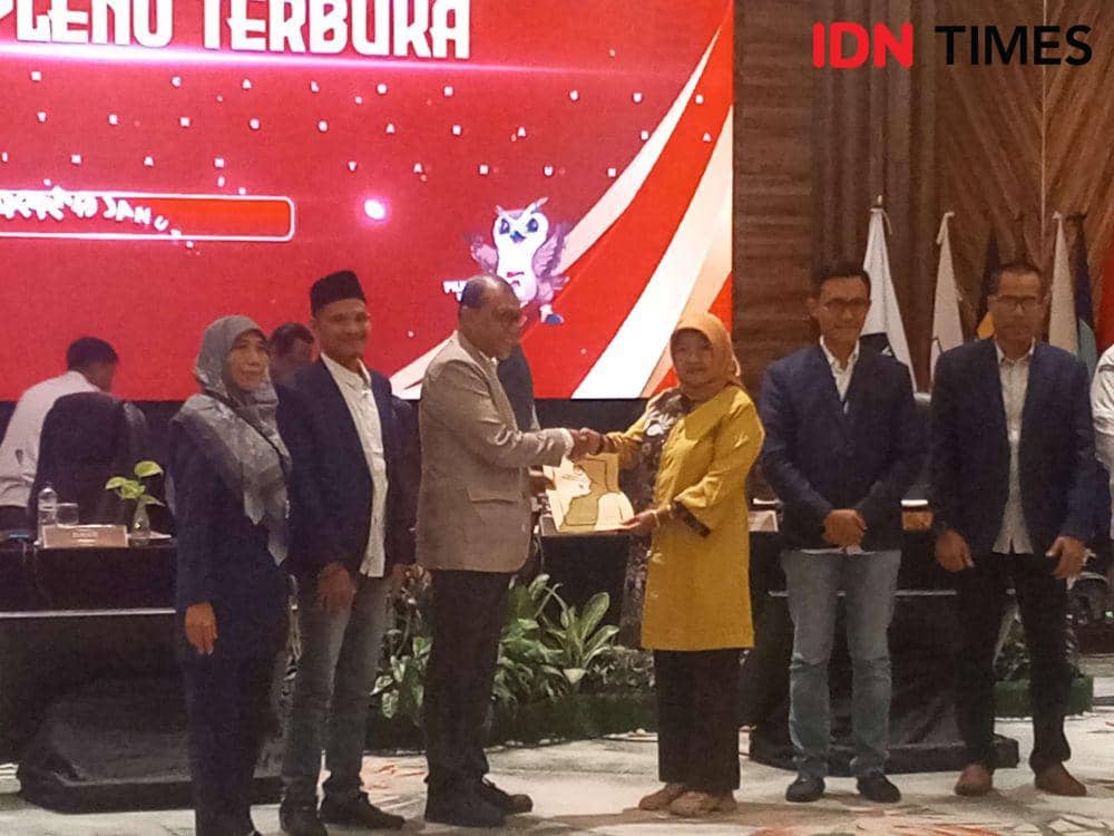 Penyerahan surat keputusan KPU NTB tentang penetapan Gubernur dan Wagub NTB terpilih kepada Ketua DPRD NTB Baiq Isvie Rupaeda. (IDN Times/Muhammad Nasir)