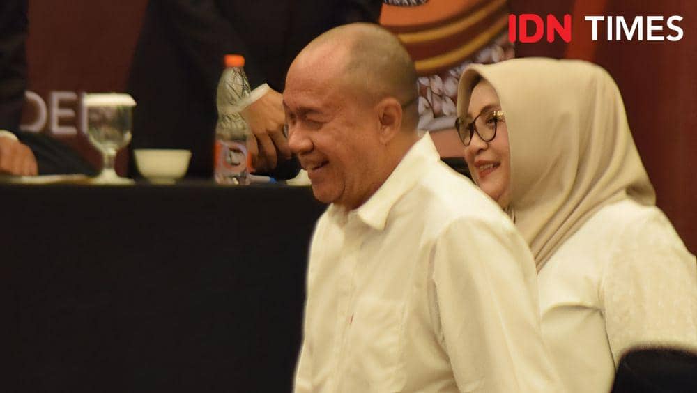 Pasangan Bupati dan wabup terpilih Sadewo dan Lintarti nampak tersenyum cerah dan mengaku masih seperti yang dulu, Kamis (9/1/2025).(IDN Times/Cokie Sutrisno)