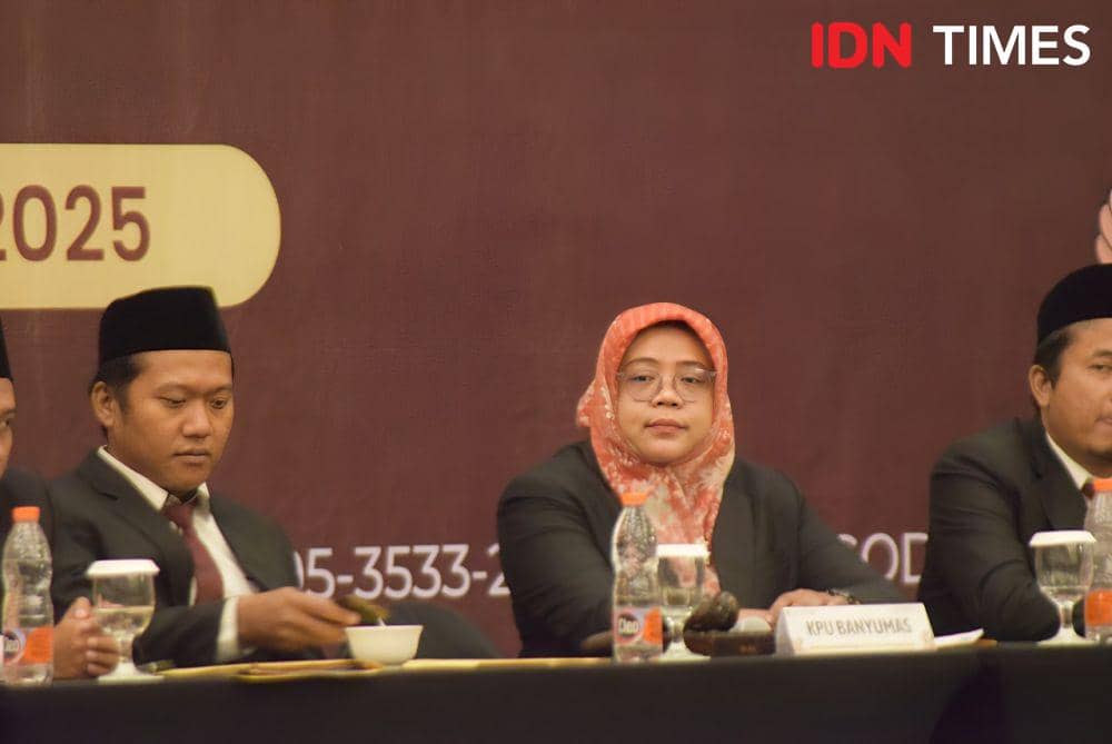 Ketua KPU Banyumas Rofingatun Khasanah (tengah) sebut pelantikan Bupati dan Wabup Banyumas diperkirakan diundur pada bulan Maret 2025, Kamis (9/1/2025).(IDN Times/Cokie Sutrisno).