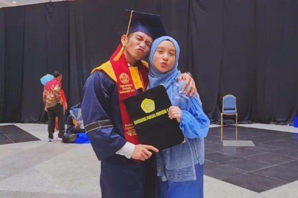 7 Potret Rizki D'Academy Wisuda S1 Didampingi Istri