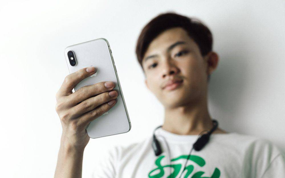Ilustrasi Pegang Handphone (unsplash.com/I'M ZION)