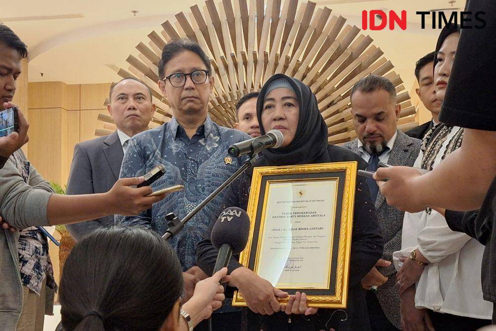 Keluarga mendiang dr. Aulia Risma Lestari PPDS Anestesi Fakultas Kedokteran Universitas Diponegoro menerima penghargaan dari Menteri Kesehatan Budi Gunadi Sadikin, pada Kamis (9/1/2025) (IDN Times/Lia Hutasoit)
