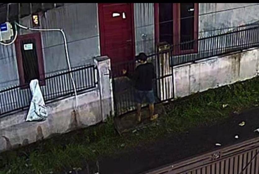 Tangkap layar dari cctv maling pagar di Teluk Betung Barat. (IDN Times/Istimewa)
