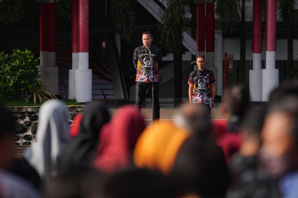 Pj Gubernur Sulawesi Selatan, Fadjry Djufry, memimpin apel pagi perdana di Lapangan Upacara Kantor Gubernur Sulsel, Kamis (9/1/2025). (Dok. Humas Pemprov Sulsel)