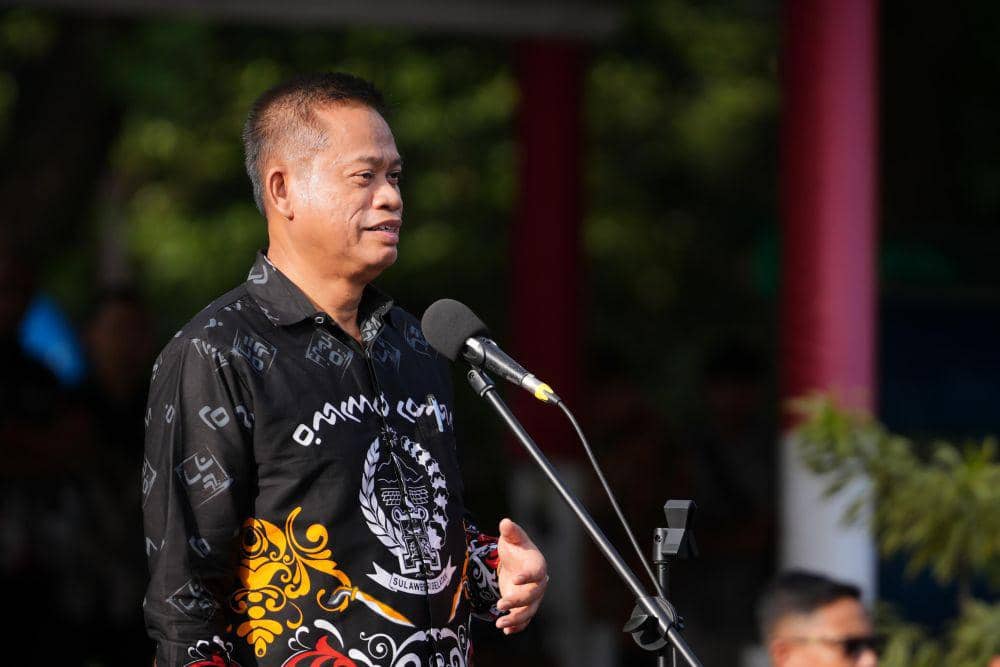 Pj Gubernur Sulawesi Selatan, Fadjry Djufry, memimpin apel pagi perdana di Lapangan Upacara Kantor Gubernur Sulsel, Kamis (9/1/2025). (Dok. Humas Pemprov Sulsel)