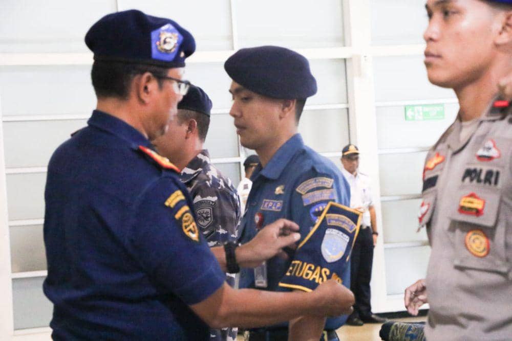 Kepala KSOP Tanjung Emas Semarang, Capt Mochammad Abduh melepas emblem pada lengan personel gabungan saat penutupan posko Nataru. (IDN Times/Dok Humas KSOP Semarang)