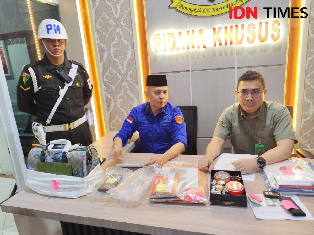 Kejati Lampung Amankan Mobil hingga Tas Mewah Milik Bupati Lamtim