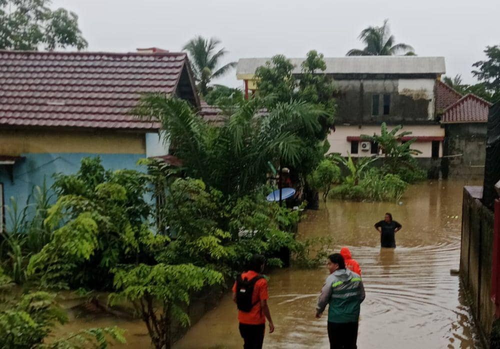 Banjir dan Pohon Tumbang Landa Lahat Usai Diguyur Hujan Lebat