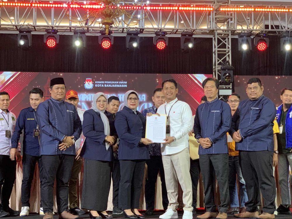 Penyerahan dokumen penetapan paslon Yamin-Ananda sebagai wali dan wakil wali kota Banjarmasin terpilih.