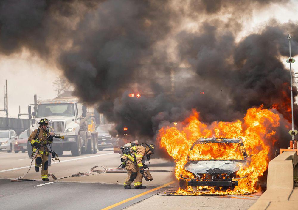 ilustrasi mobil terbakar (pexels.com/Styves Exantus)