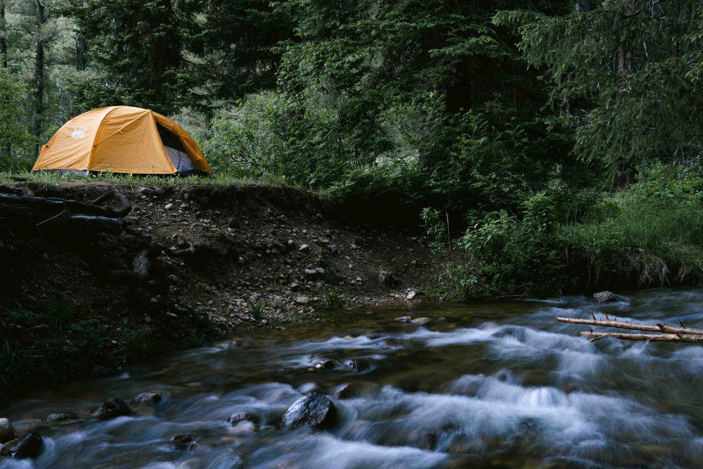 5 Rekomendasi Spot Camping Dekat Sungai di Bogor, Sejuk Banget!