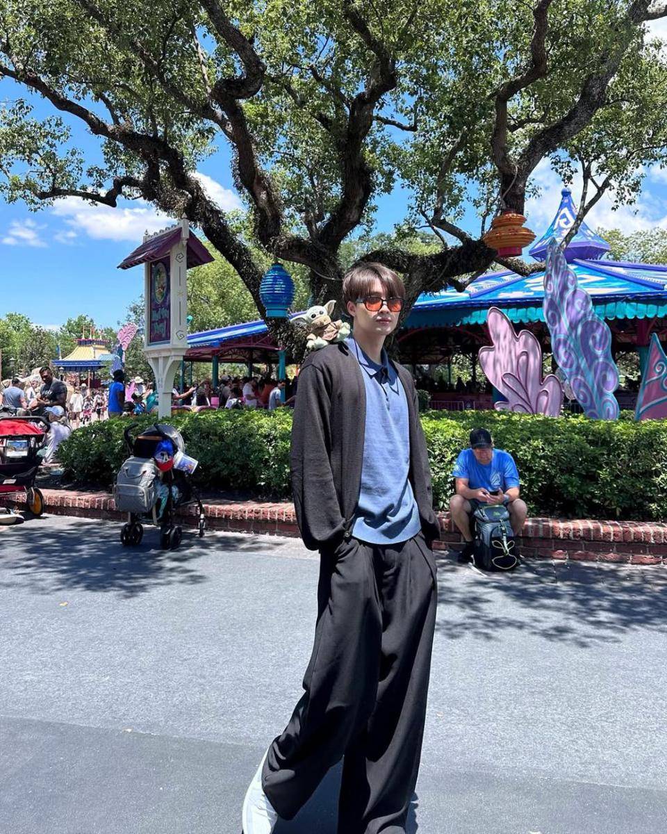 OOTD pakai cardigan ala Mean Phiravich (instagram.com/m34nismind)
