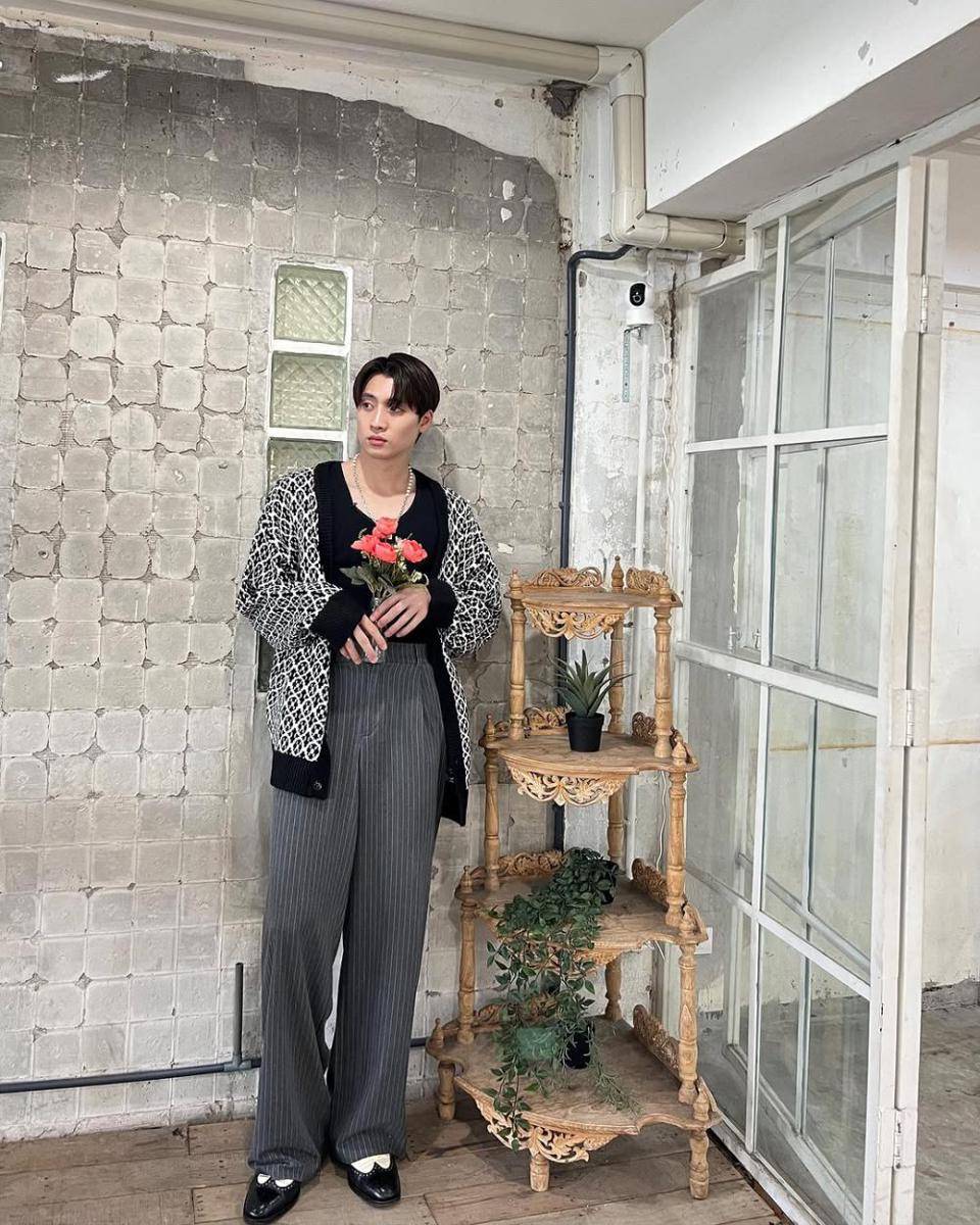 OOTD pakai cardigan ala Mean Phiravich (instagram.com/m34nismind)