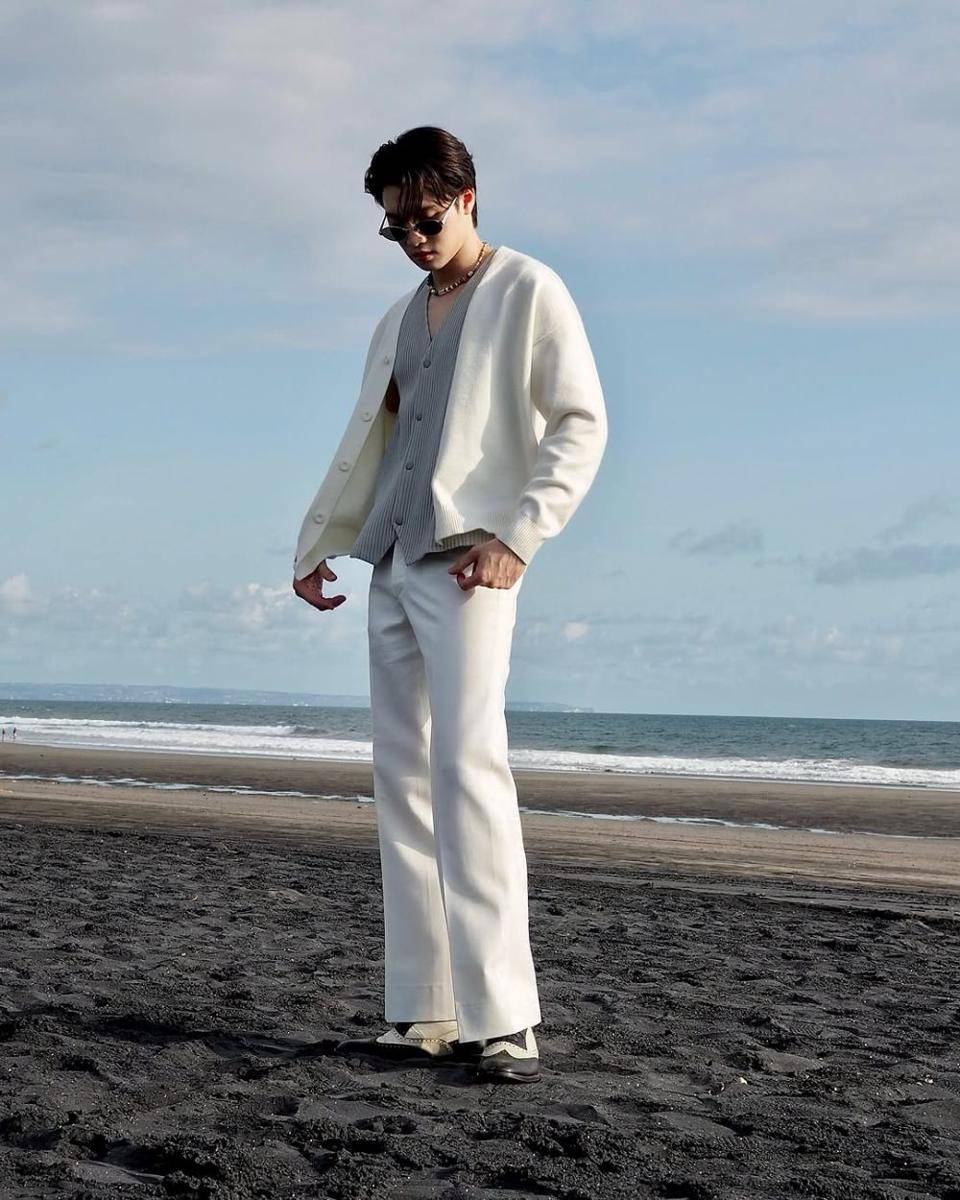 OOTD pakai cardigan ala Mean Phiravich (instagram.com/m34nismind)